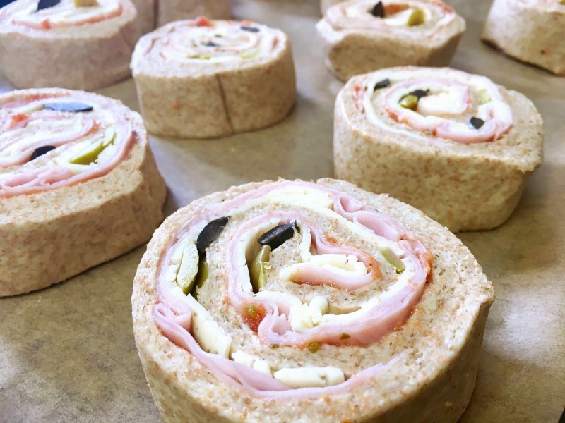 Rolinhos de pizza abrangentes com presunto e azeitonas