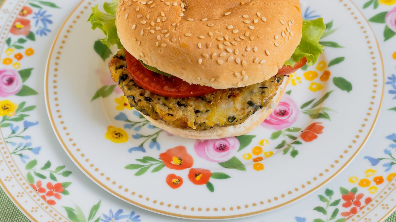 Hamburger vegetariano? Aqui está a nossa versão com apenas três ingredientes (vídeo)