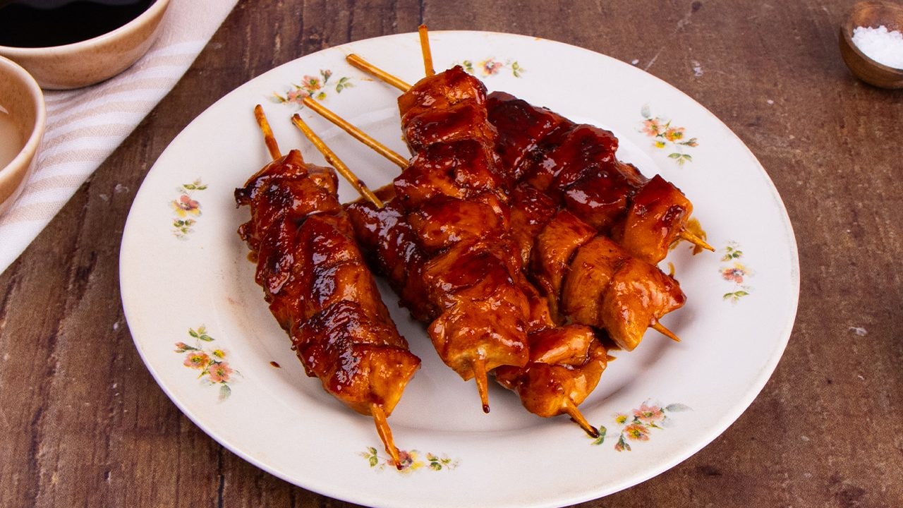 A receita de comida de rua de galinha típica da tradição japonesa