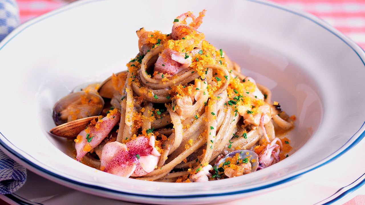 Receita de linguine com amêijoas, lula e Bottarga