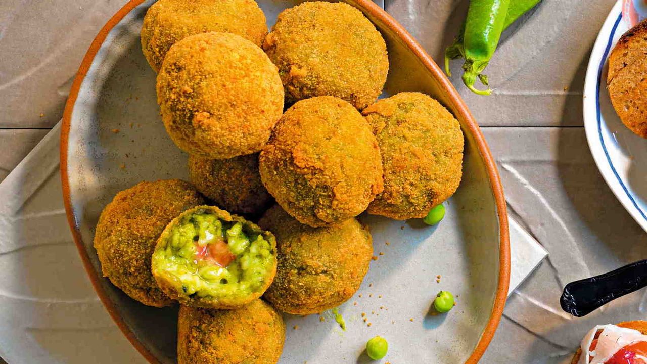 Receita de arancini de arroz pequeno com ervilhas com mussarela e bacon