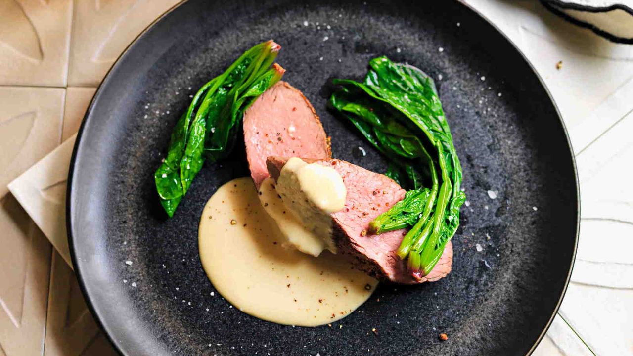Receita de filete do Fasona com molho de vinho branco e espinafre queimado