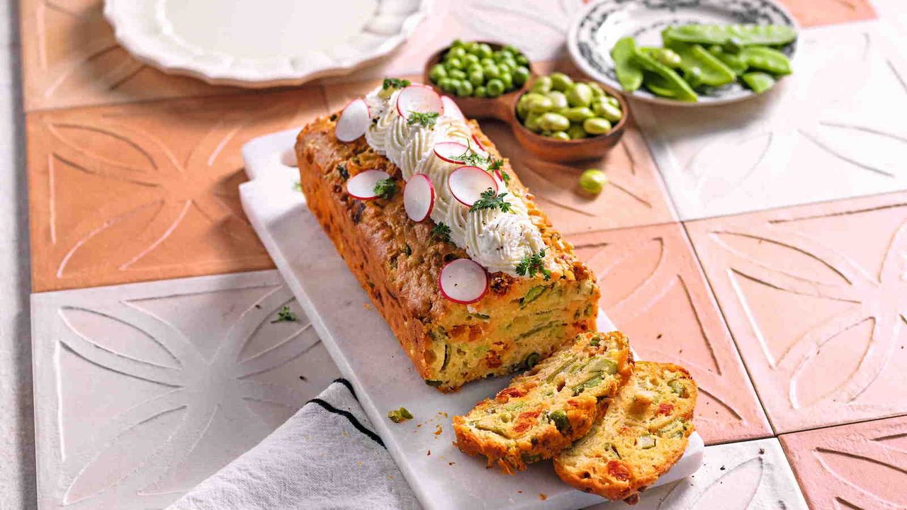 Plum Salato Cake Bolo de vegetais com salsicha picante