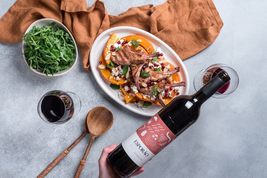 Costeletas de cordeiro com salada quente de abóbora